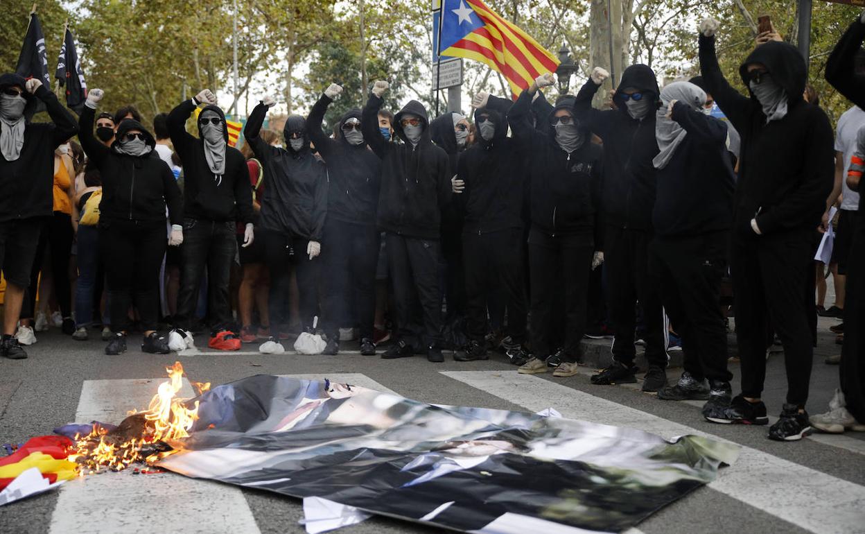 Un grupo de independentistas quema banderas de España y fotos de Sánchez y Aragonès en la Diada de este año.