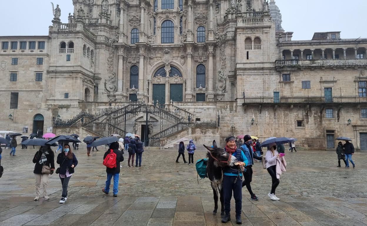El periodista japonés Lim Taxi y 'Mexki' en la plaza de la catedral de Santiago de Compostela.
