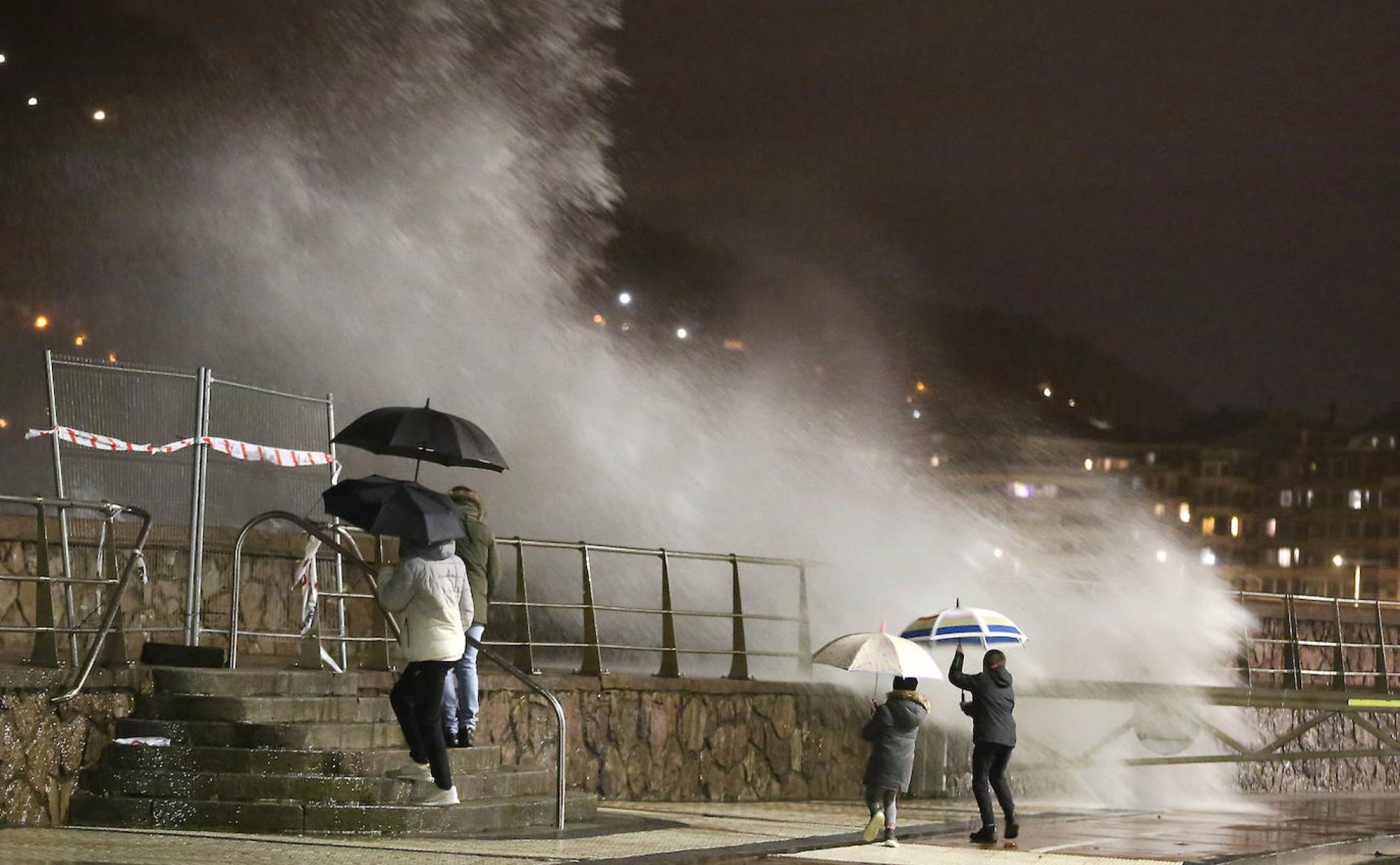 El oleaje llegaba hasta el paseo Salamanca de Donostia este miércoles por la tarde. 