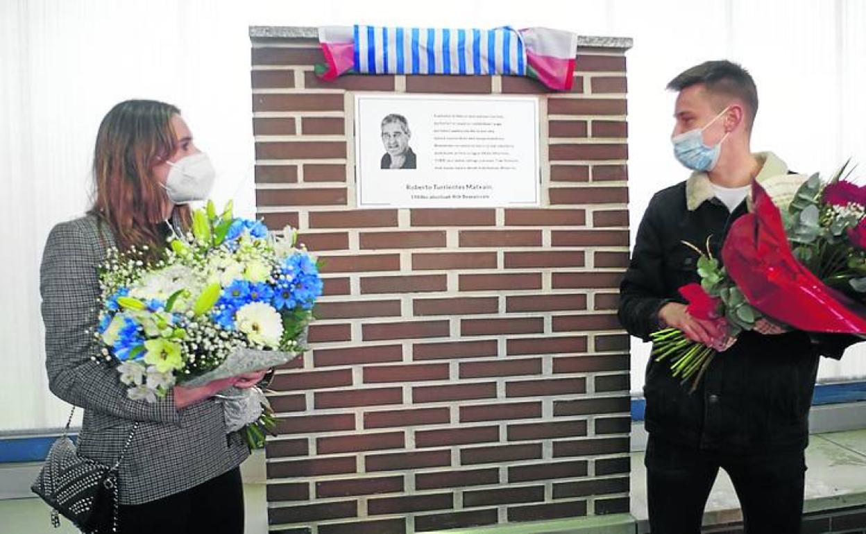 Turrientes y su hermana Ane, en el homenaje a su padre Roberto. 