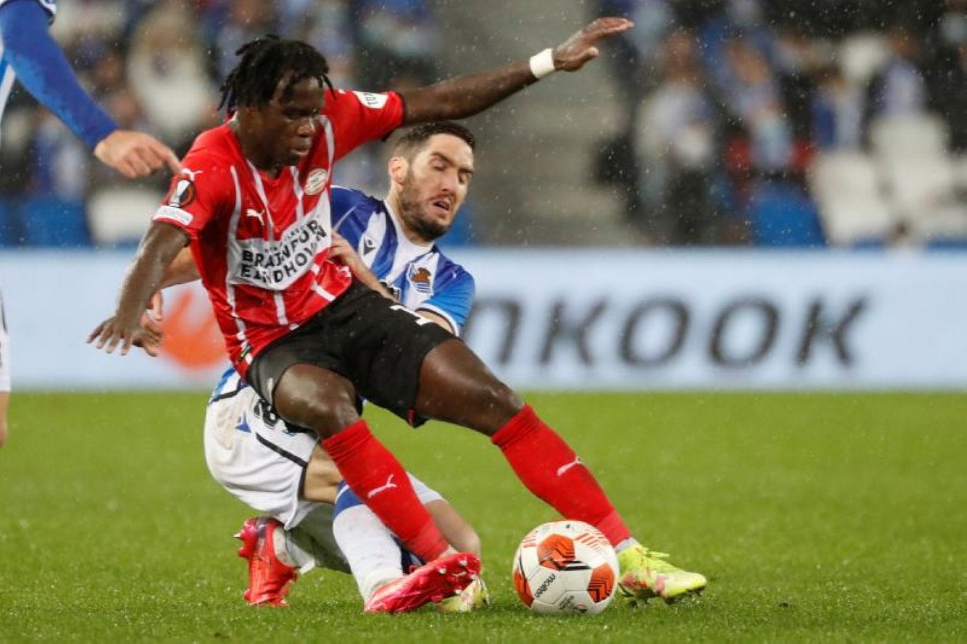 Bruma pelea un balón con Zaldua en una acción del partido. 