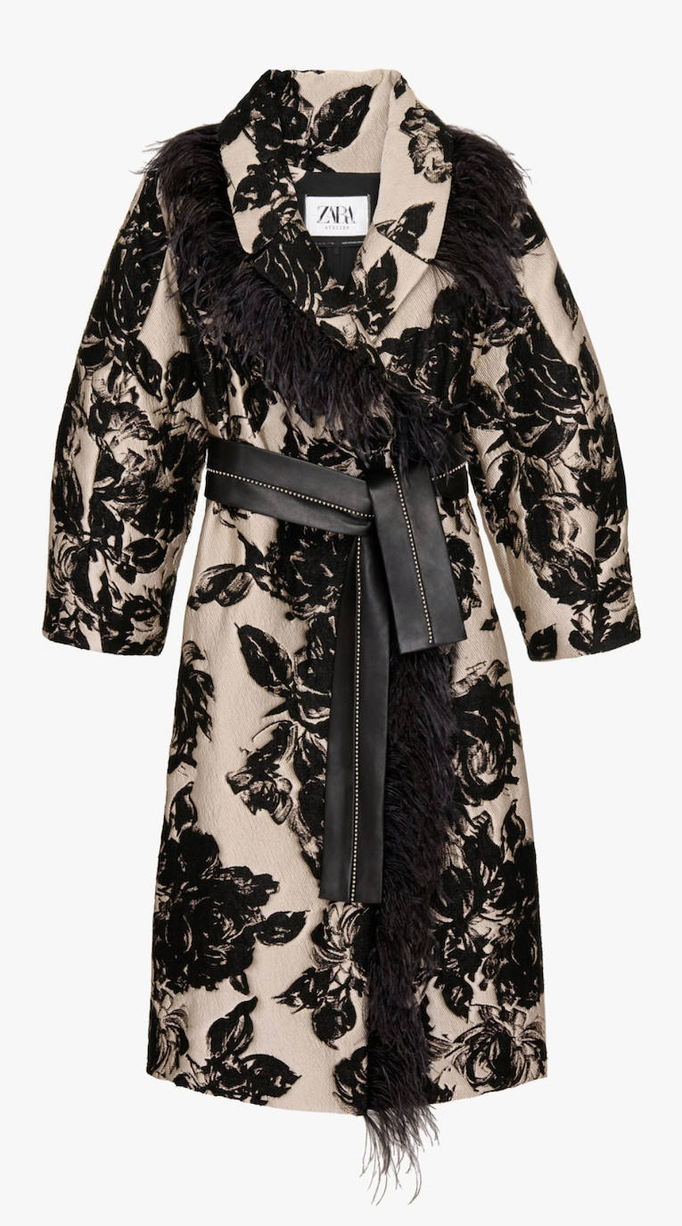 ¿Qué os parece el modelo 'Black shadow'? Las aplicaciones de plumas hacen especial este abrigo 'cocoon' largo en jacquard floral. Los detalles de parche bordado en la parte trasera que recubre los motivos principales en negro con cilindros, abalorios y lentejuelas, lo convierten en algo tan singular como apetecible. El cinturón en piel con bolas metalizadas y el forro de viscosa con print floral rematan una pieza excepcional