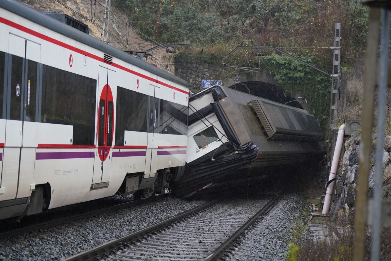 Accidente de un tren de cercanías entre Beasain y Brinkola tras un desprendimiento a la altura de Gabiria