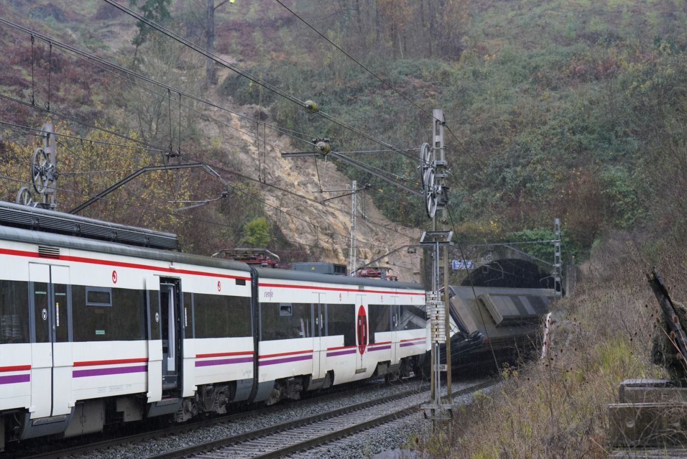 Accidente de un tren de cercanías entre Beasain y Brinkola tras un desprendimiento a la altura de Gabiria