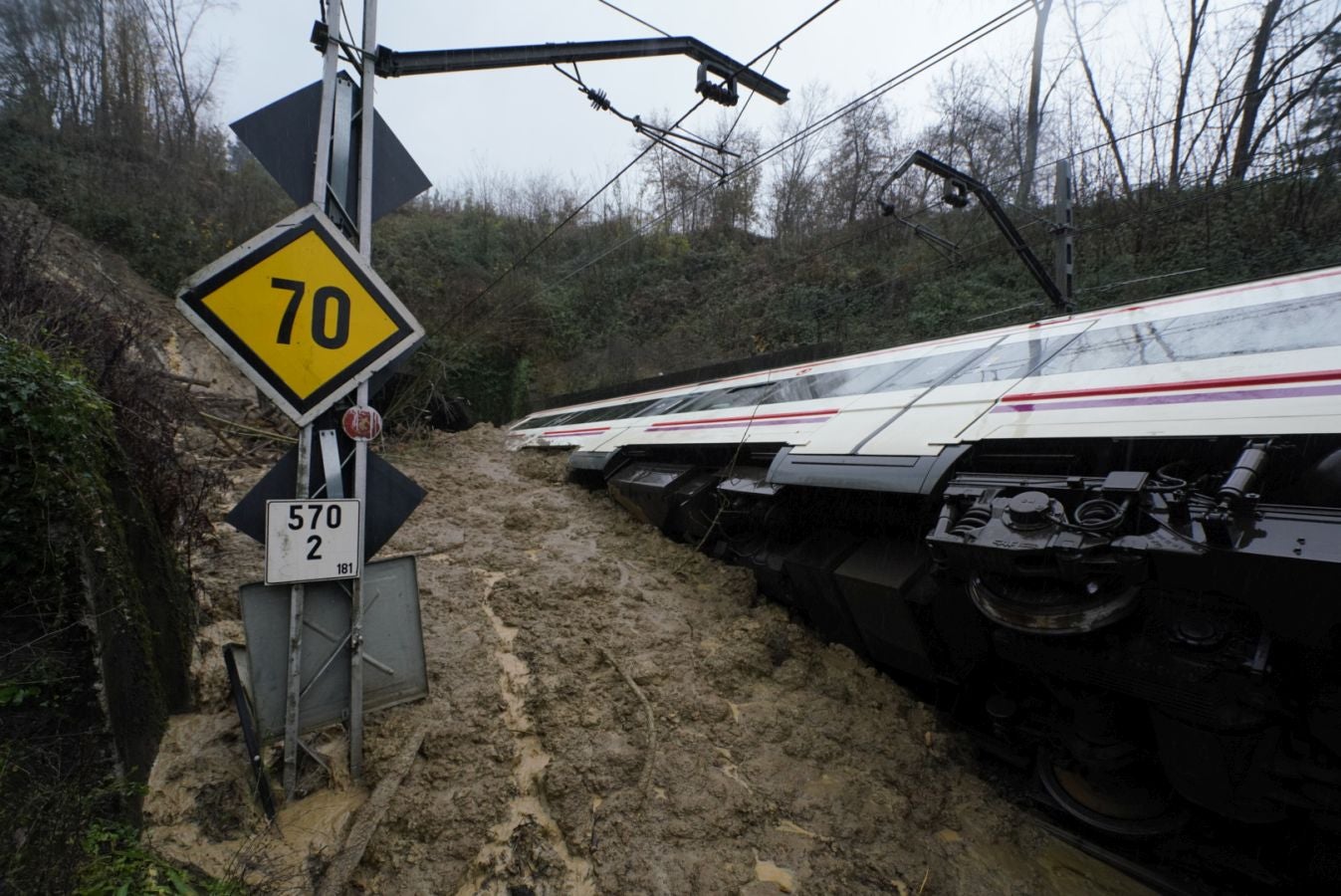 Accidente de un tren de cercanías entre Beasain y Brinkola tras un desprendimiento a la altura de Gabiria