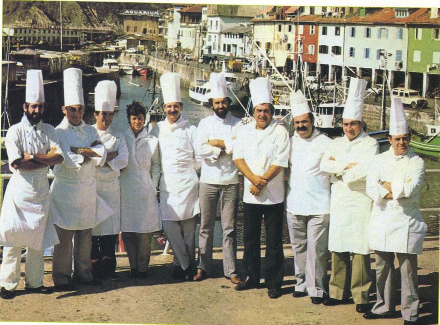 De izquierda a derecha los fundadores de la Nueva Cocina Vasca en Donostia en 1979: Karlos Arguiñano, José Juan Castillo, Juan Mari Arzak, Tatus Fombelida, Pedro Subijana, Ramón Roteta, Patxiku Quintana, Luis Irizar, Rikardo Idiakez y Xabier Zapirain.