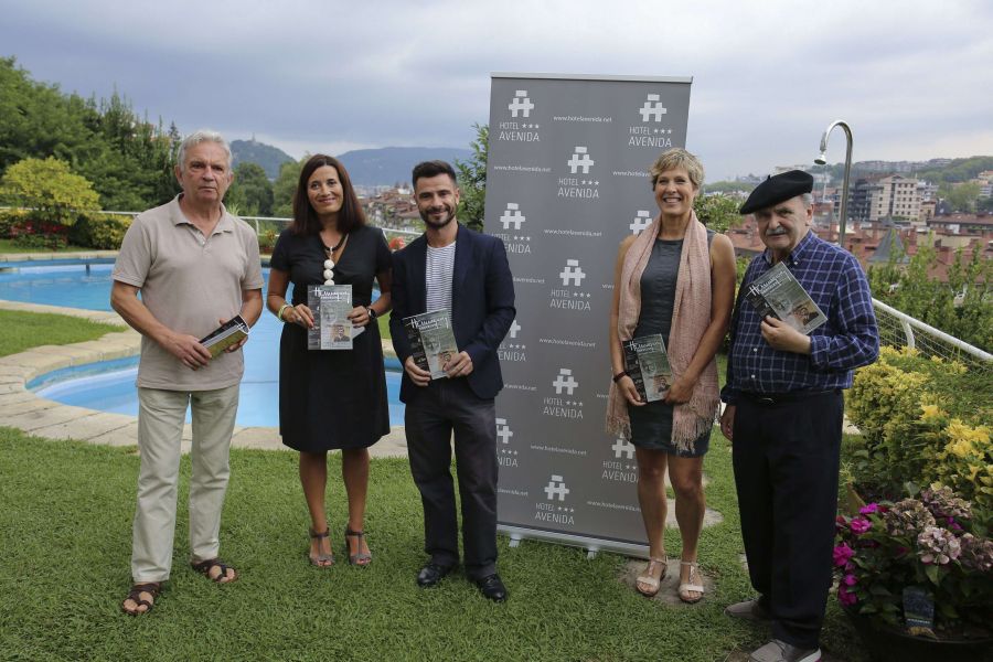 Luis Irizar en la presentación del libro 'Hemingway y Traveler' junto a Edorta Jiménez, Edurne Varga, Harkaitz Millán y Stephanie Mutsaerts.