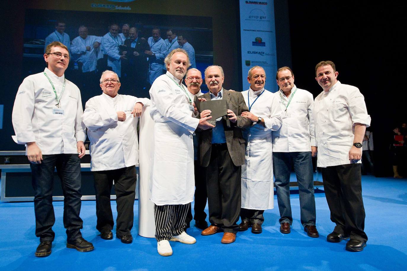 Luis Irizar, homenajeado en la Gastronomika de 2011, junto a Ramon roteta, Pedro Subijana, Hilario Arbelaitz, Karlos Arguiñano, Martin Berasategui y Andoni Luis Aduriz.