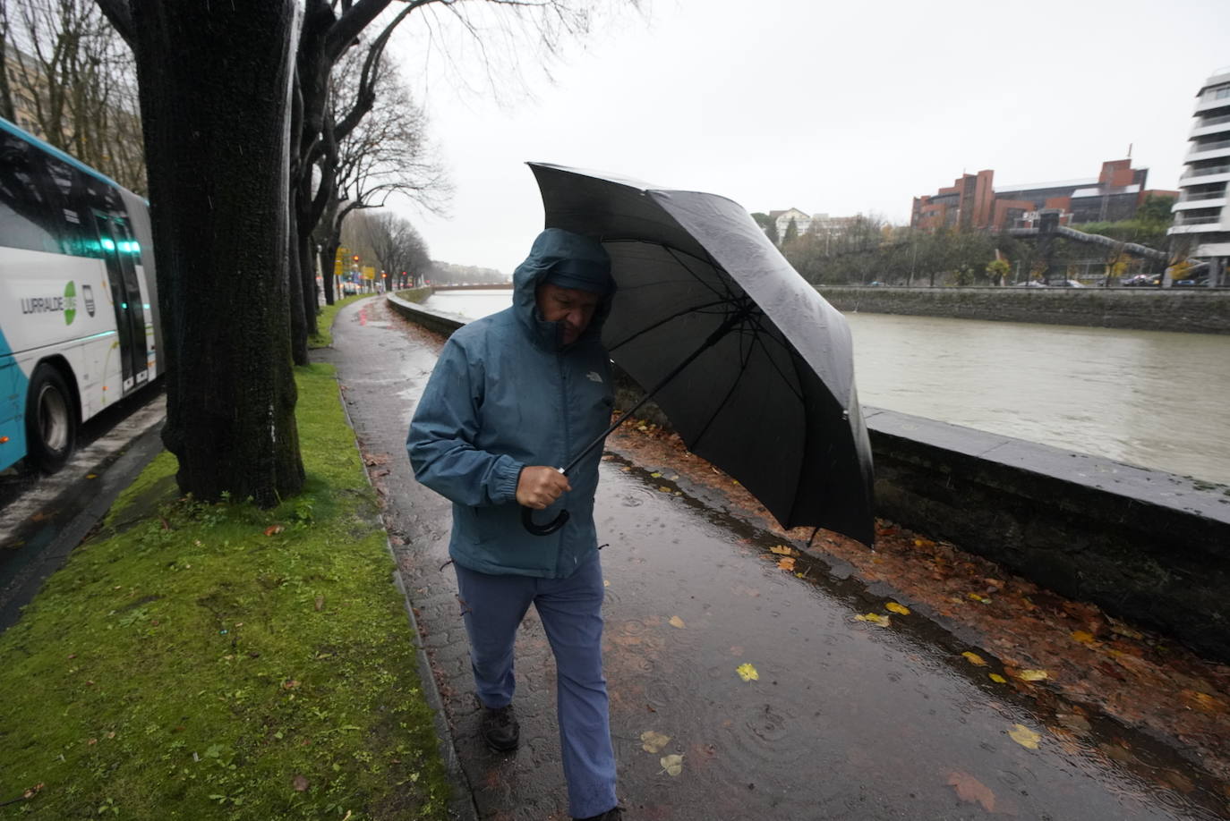 Charcos en carreteras y aceras debido a las lluvias que no cesan. 