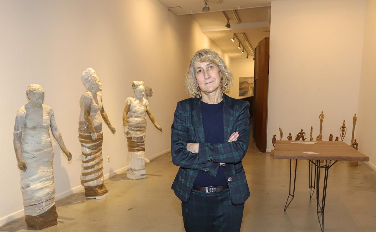 La artista de Altsasu, Dora Salazar antes varias de las obras que expone en Arteko. 