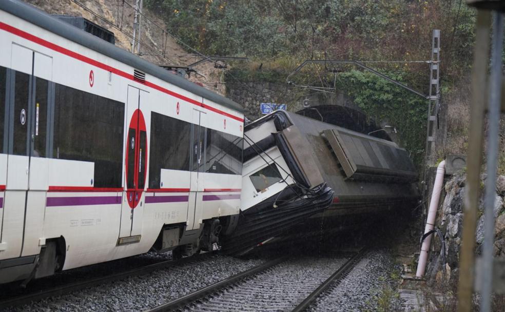 Vídeo: Estado en el que ha quedado el tren y la zona tras el desprendimiento.