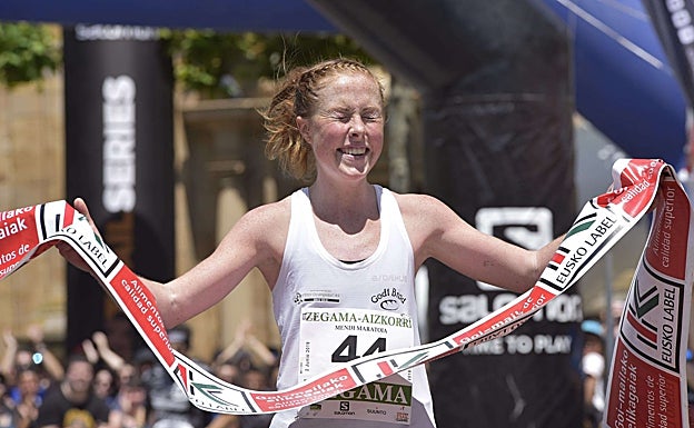 Eli Anne Dvergsdal feliz en el momento de atravesar la meta en Zegama. 