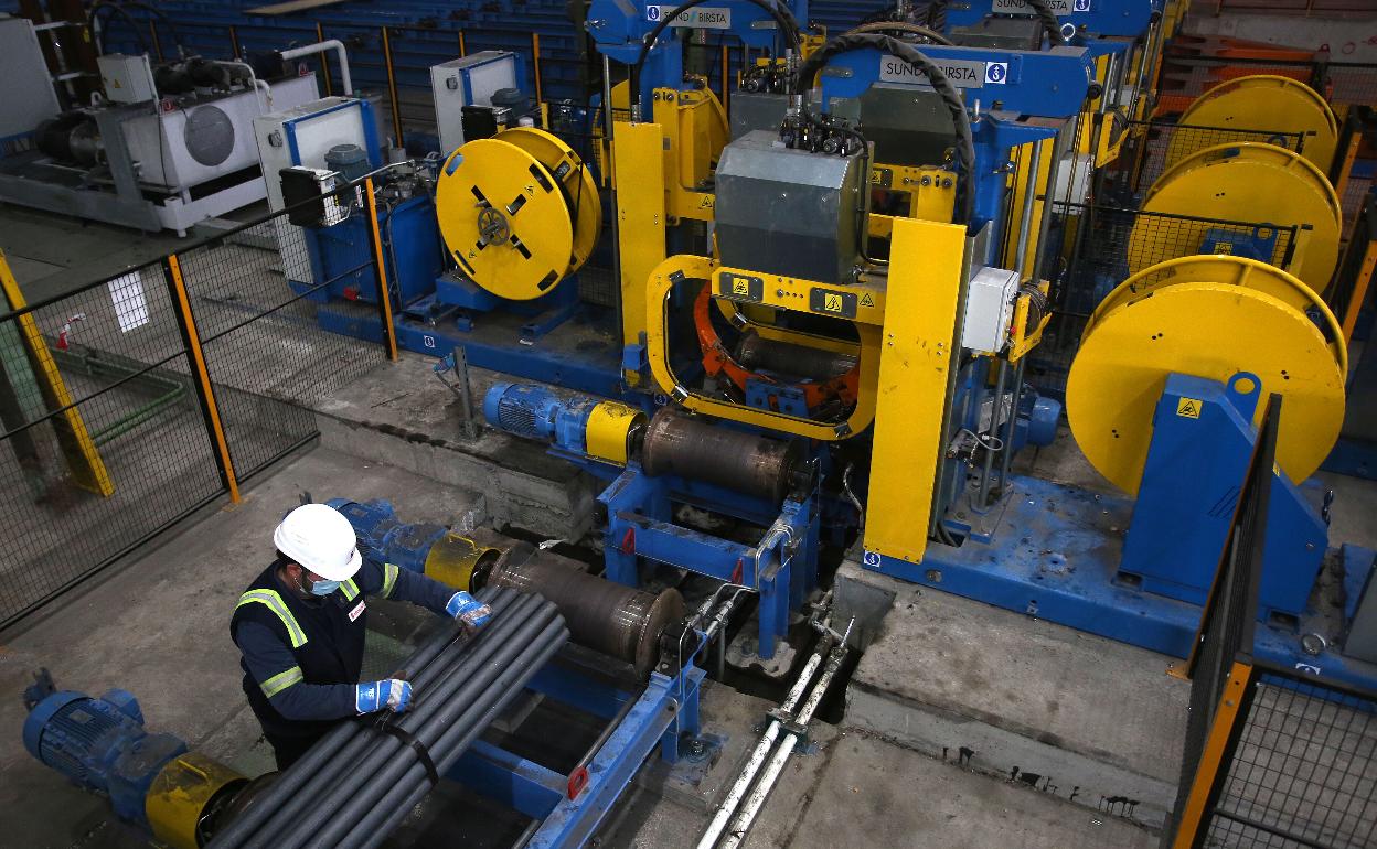 Un trabajador en una empresa siderúrgica. 