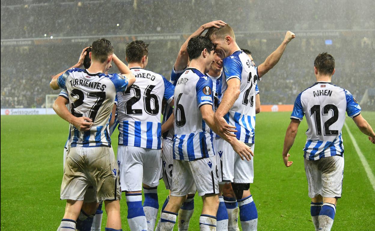 Los jugadores de la Real celebran el gol de Sorloth.