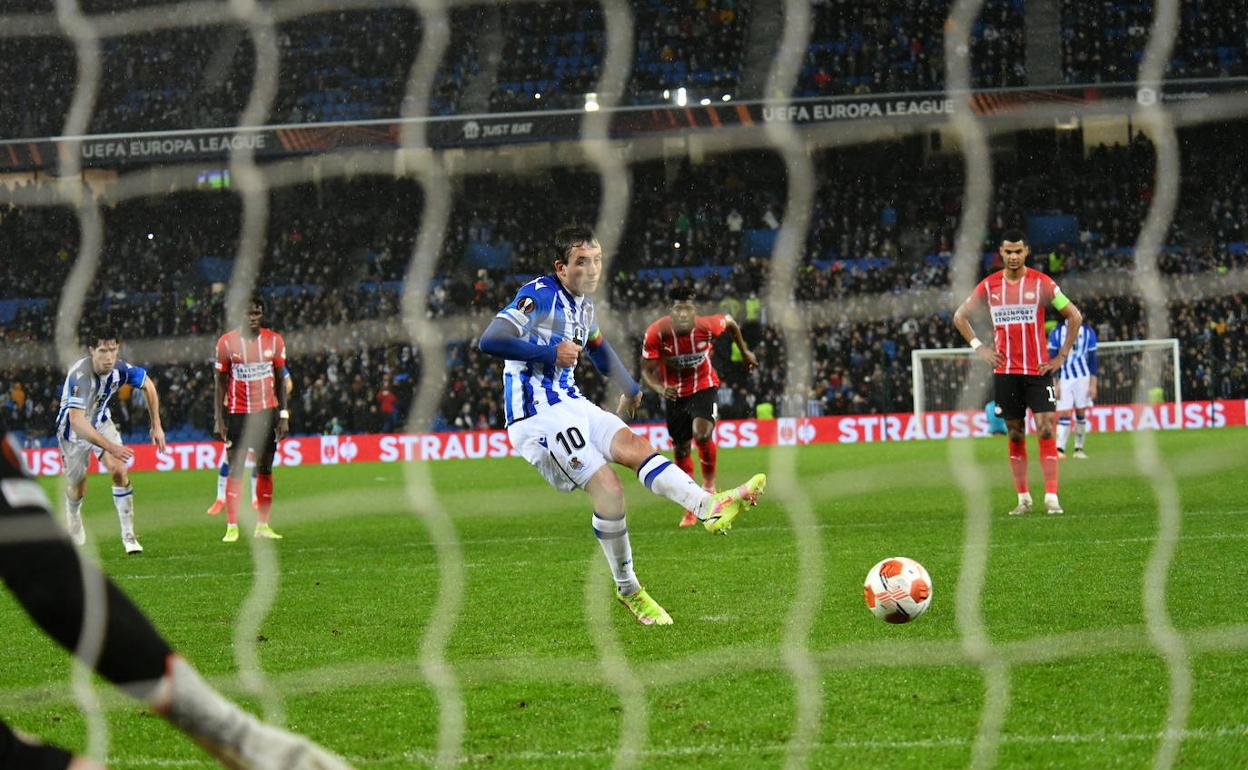 Mikel Oyarzabal materializa el penalti con el que se abría el marcador. 