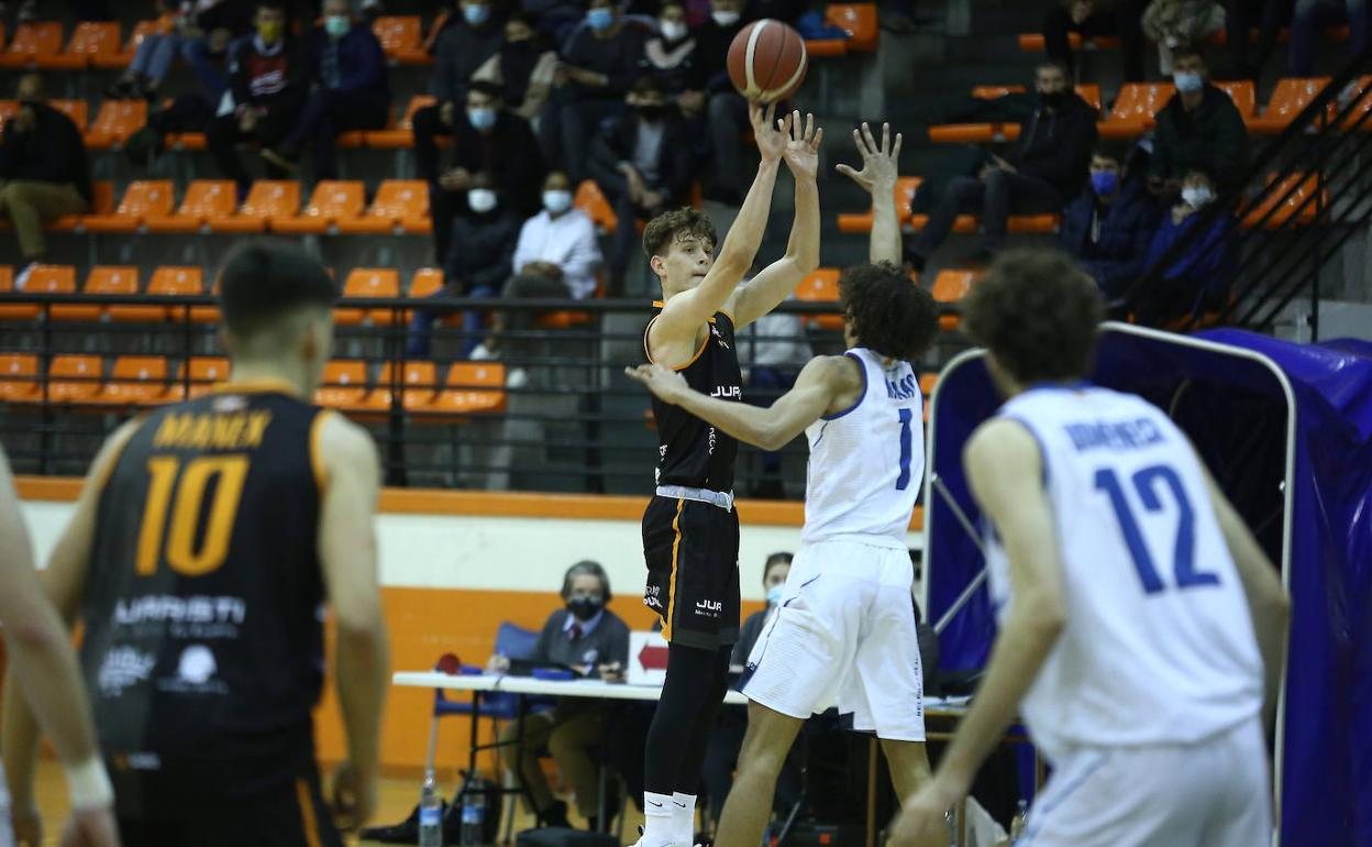 Ondrej Hanzlik tira un triple en un partido de esta temporada contra el Prat. 