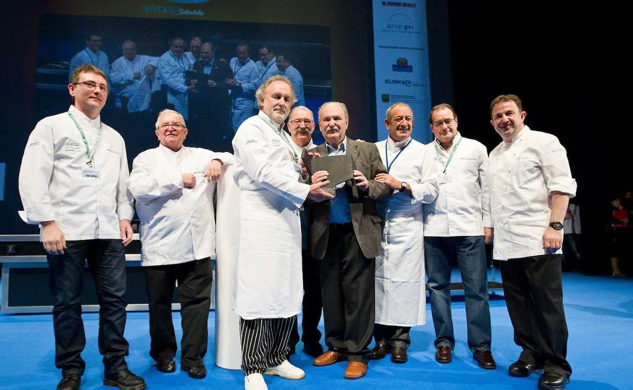 Homenaje a Luis Irizar en la edición de 2011 de Gastronomika, donde está rodeado por varios de los grandes cocineros vascos.