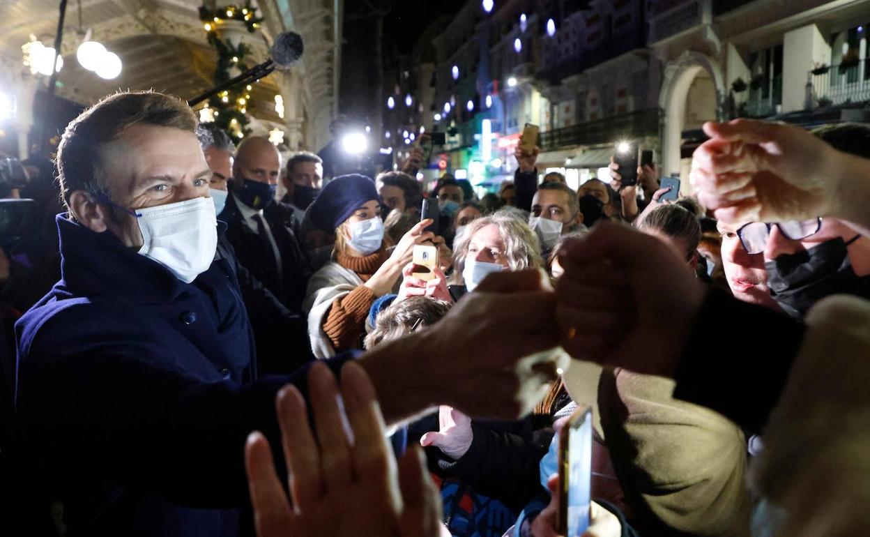 El presidente Macron saluda este miércoles a varios ciudadanos de Vichy. 