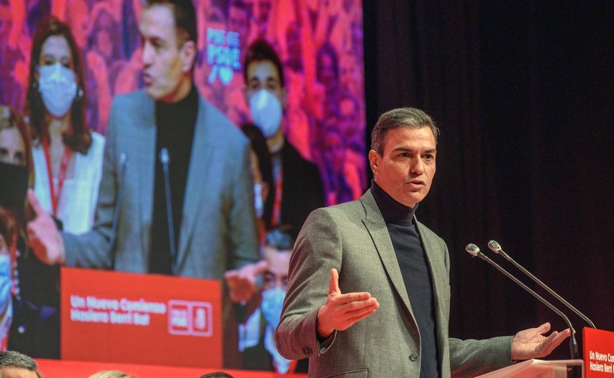 Pedro Sánchez interviene durante la clausura del noveno congreso de los socialistas vascos. 