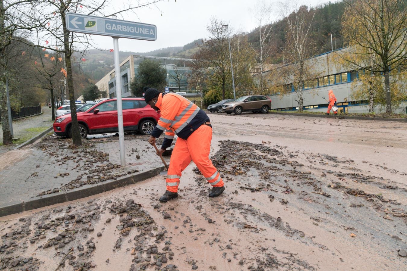 Fotos: Un desprendimiento deja incomunicado el polígono Azitain en Eibar