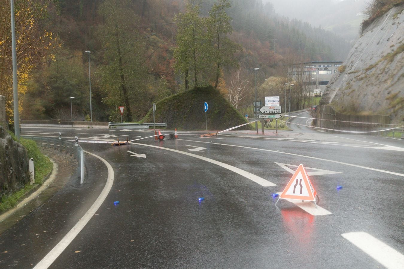 Fotos: Un desprendimiento deja incomunicado el polígono Azitain en Eibar