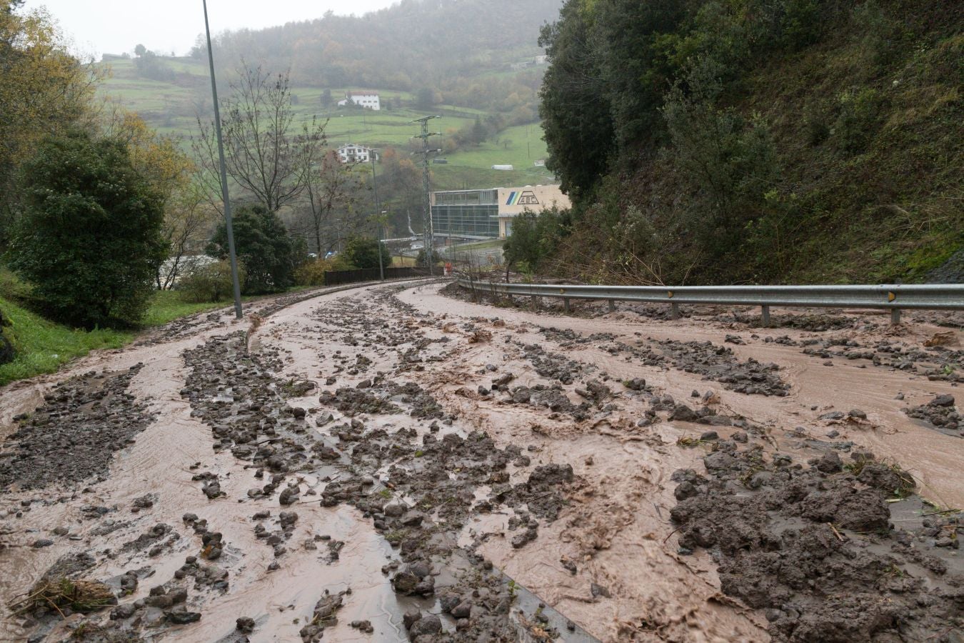 Fotos: Un desprendimiento deja incomunicado el polígono Azitain en Eibar