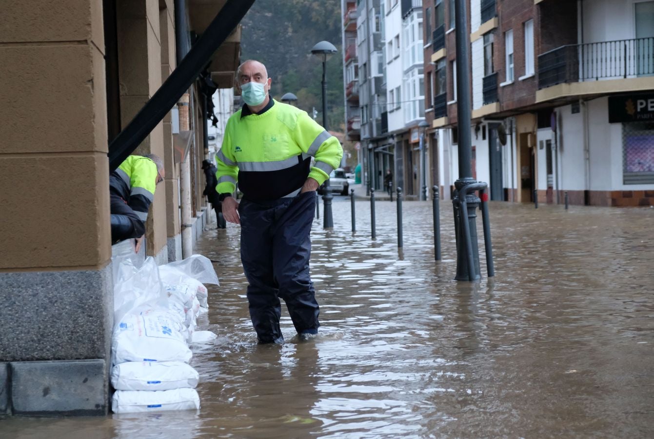 Fotos: Inundaciones en Behobia y otros puntos de Irun por el desbordamiento del Bidasoa