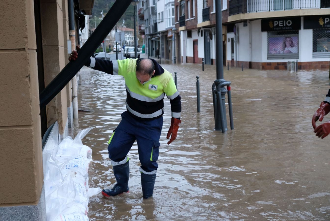 Fotos: Inundaciones en Behobia y otros puntos de Irun por el desbordamiento del Bidasoa