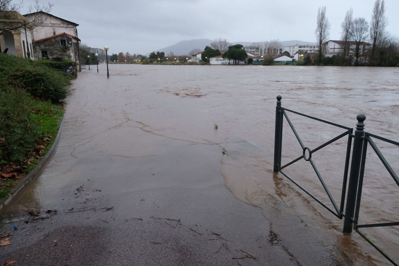 Fotos: Inundaciones en Behobia y otros puntos de Irun por el desbordamiento del Bidasoa