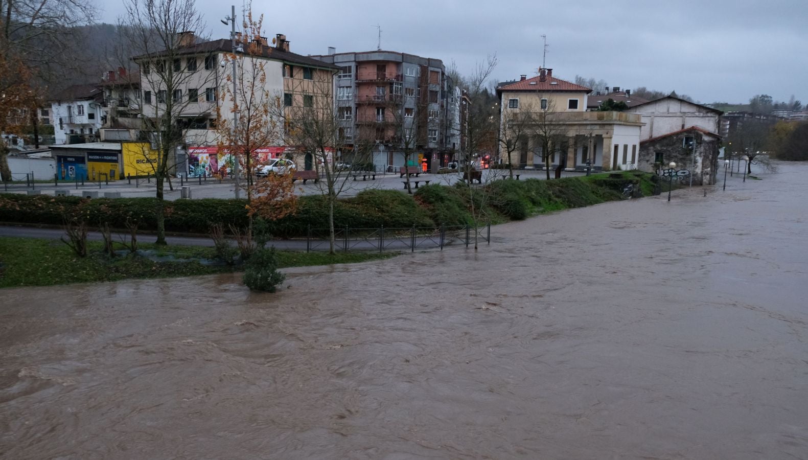 Fotos: Inundaciones en Behobia y otros puntos de Irun por el desbordamiento del Bidasoa