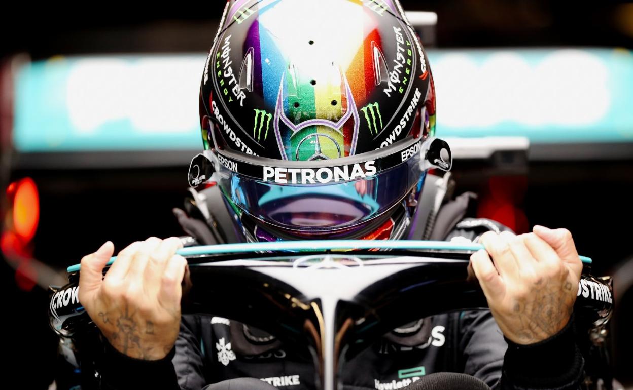 Hamilton se apoya en el halo para salir de su monoplaza. 