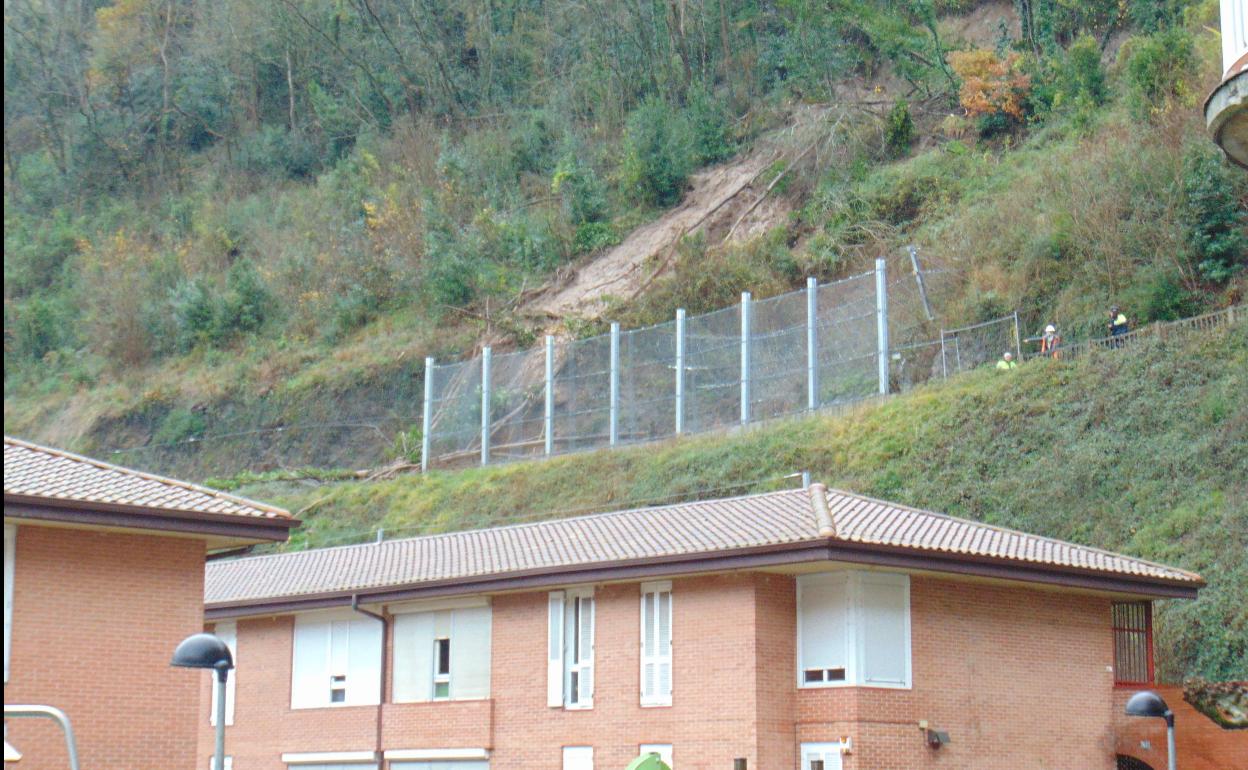 Los técnico durante la valoración después del desprendimiento a la izquierda de la valla de contención 