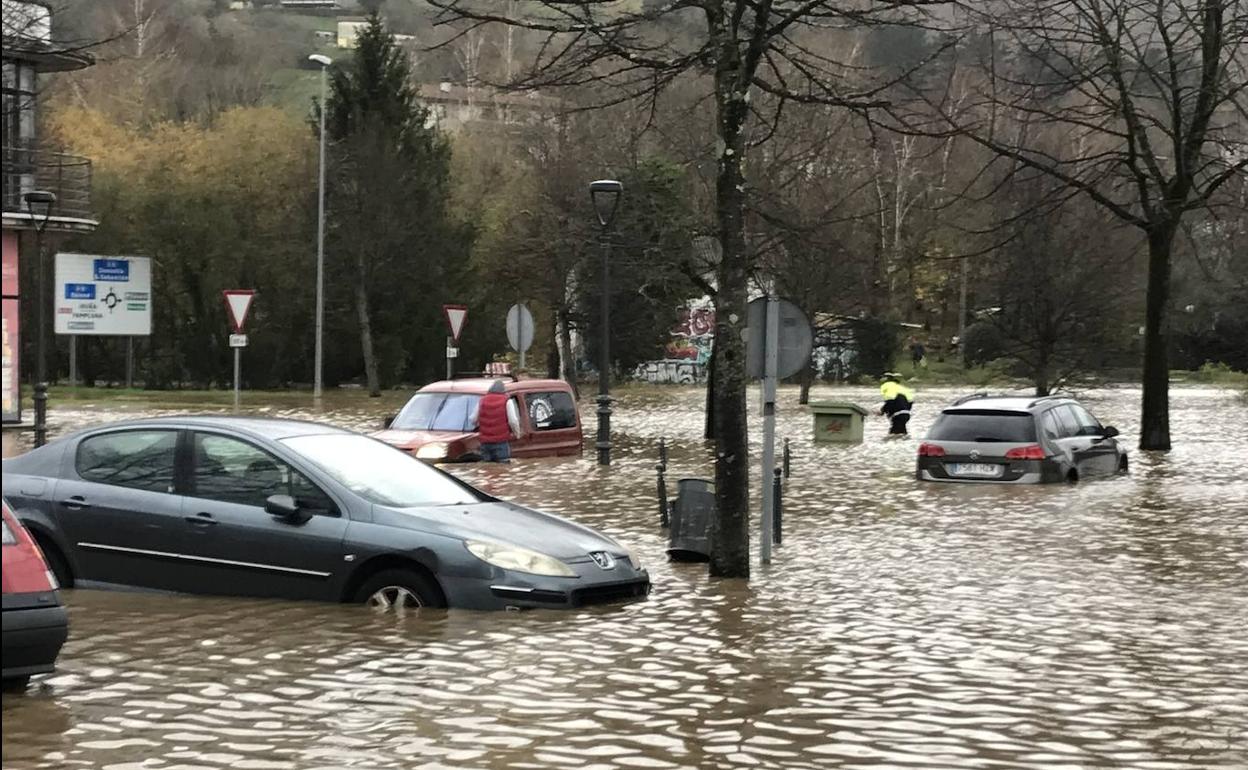Coches cubiertos por el agua en la zona de Zaisa.