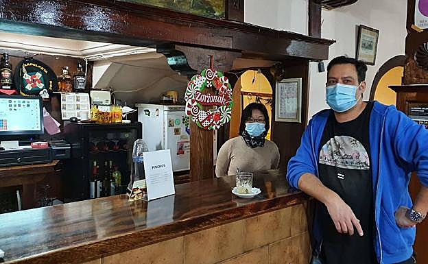 Imagen principal - Luis, María Jesús Zabaleta y Paco Martínez.