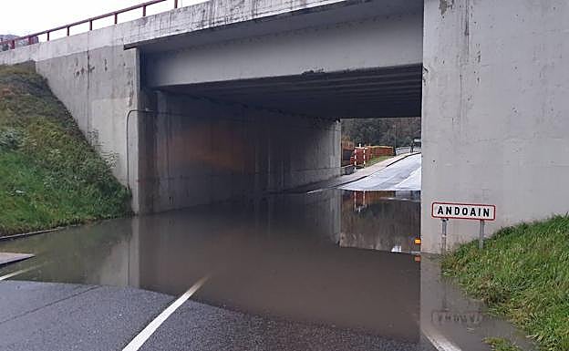 Una gran balsa de agua en el acceso a Andoain. 