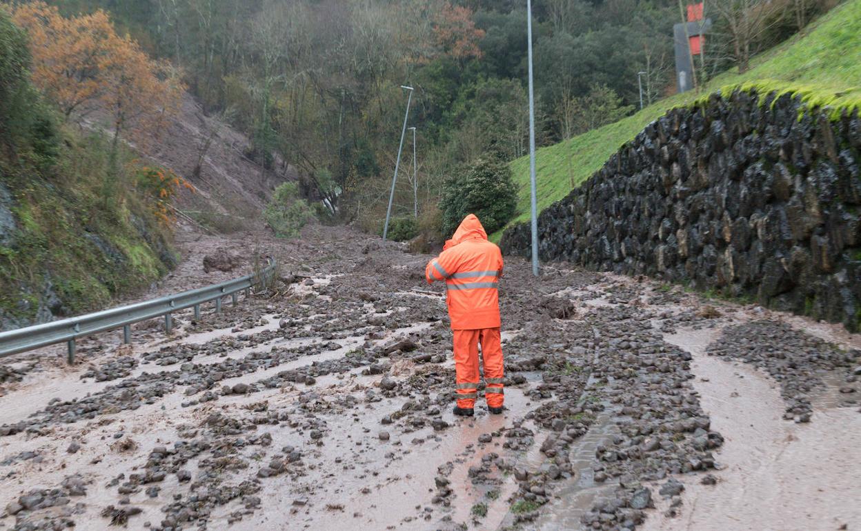 La carretera de acceso al polígono Azitain, cubierta por tierra y piedras tras el desprendimiento