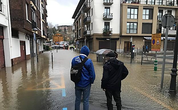 Una calle del barrio de Behobia, anegada por el agua. 