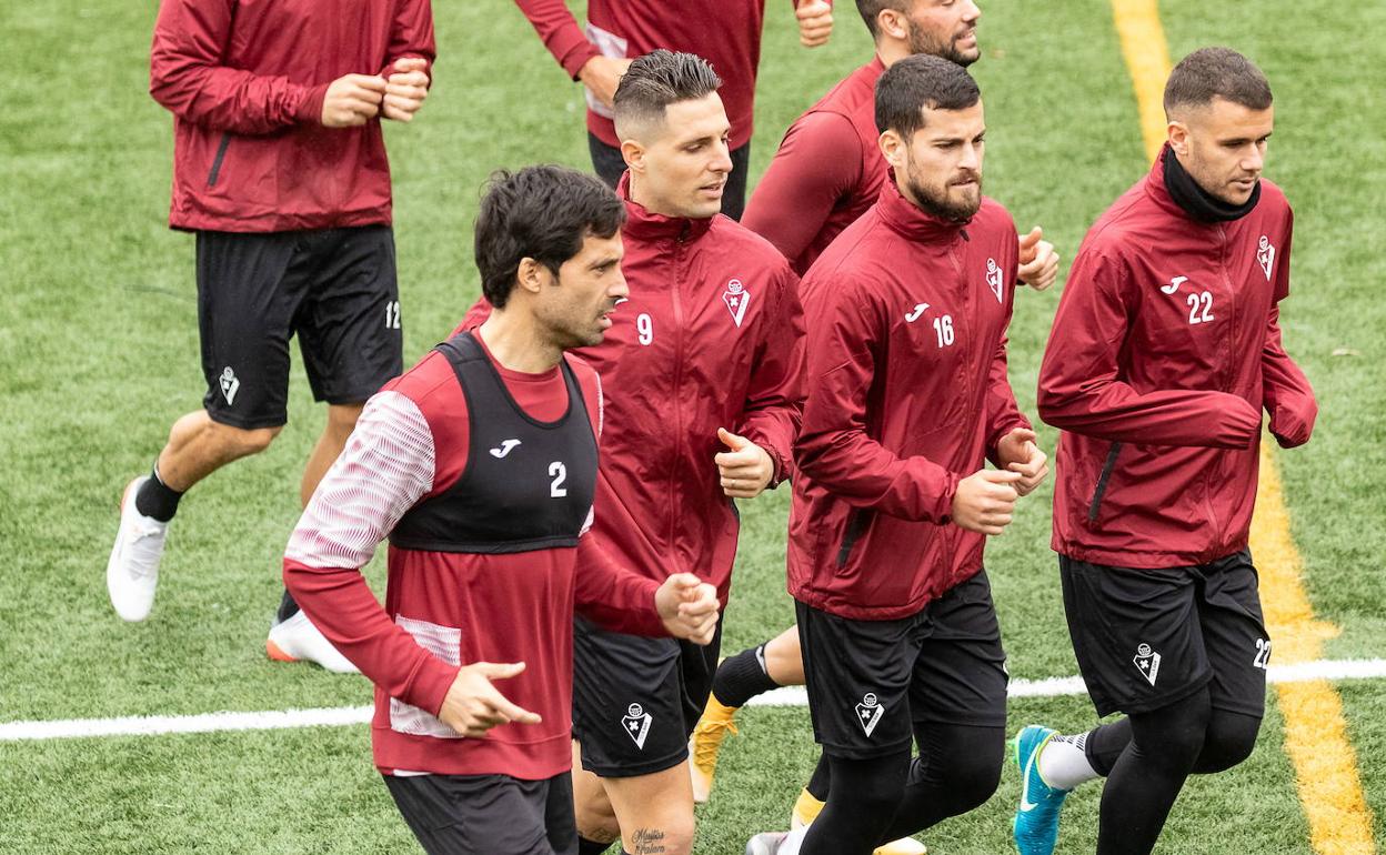 Los jugadores del Eibar, durante un entrenamiento en Atxabalpe. 