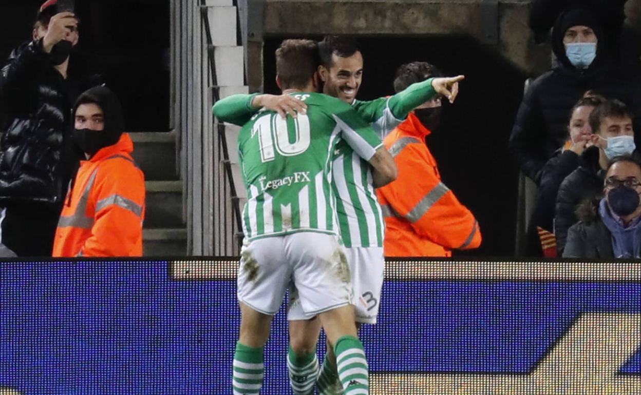 Juanmi y Canales celebran el gol del Betis en el Camp Nou. 