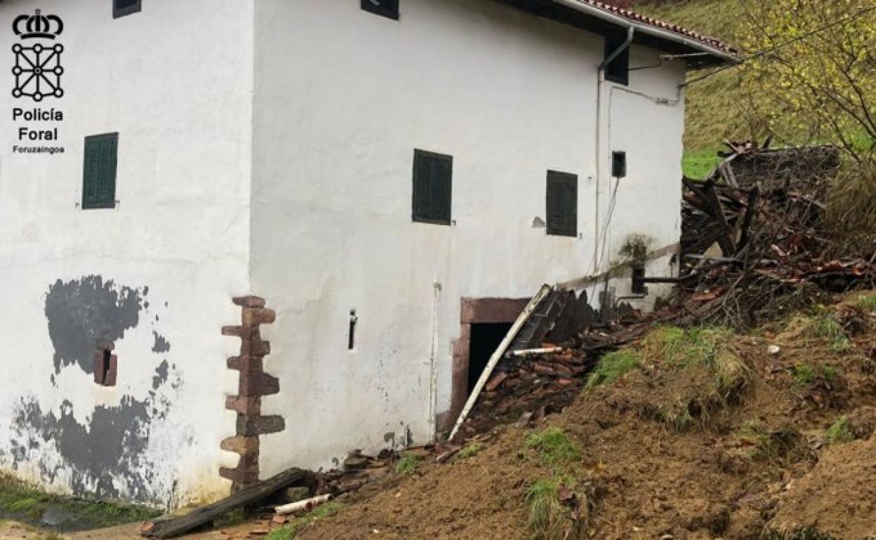 Derrumbe del cobertizo del caserío en Sunbilla que ha provocado la muerte de una persona