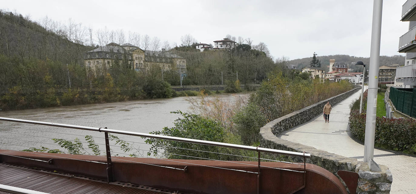 Fotos: Inundaciones en el barrio de Txomin por el desbordamiento del Urumea