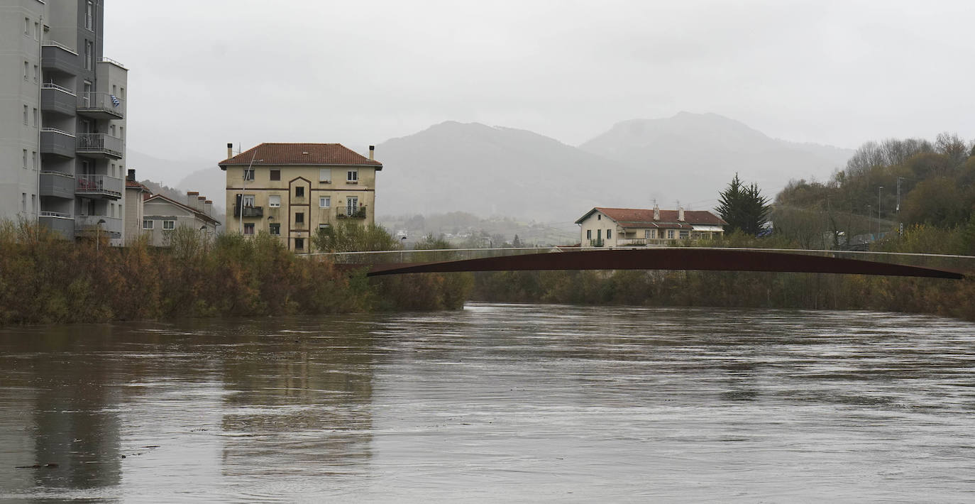 Fotos: Inundaciones en el barrio de Txomin por el desbordamiento del Urumea