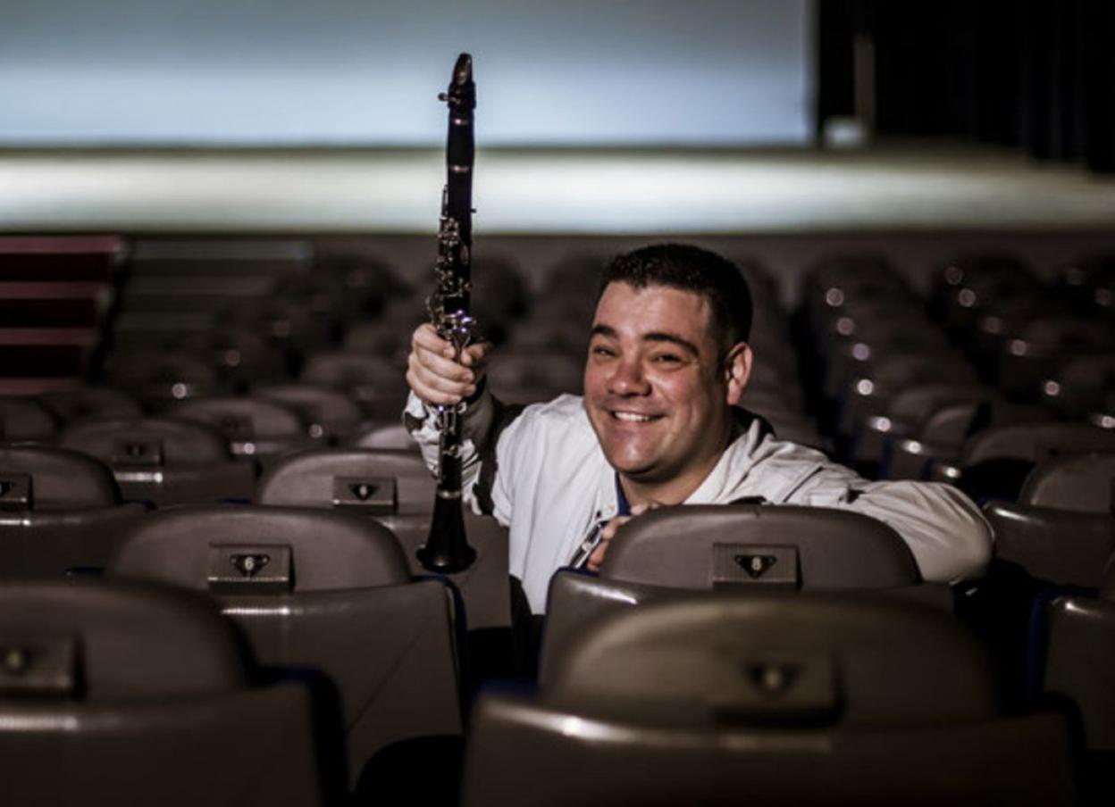Jesús Arenas, con su clarinete y una gran sonrisa, llegará al Amaia con la intención de hacer reír a los irundarras. 