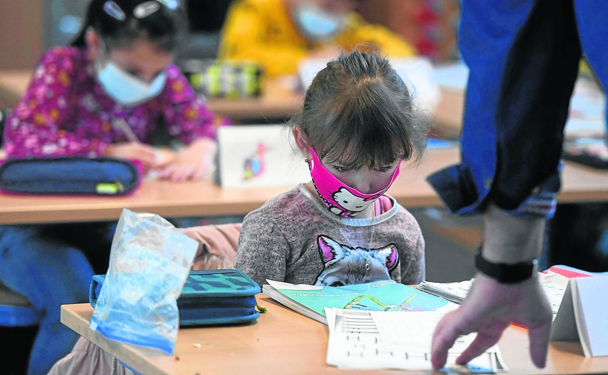 Expertos confían en que la vacunación infantil ataje la escalada de contagios no sólo entre los niños, sino en su entorno familiar. 