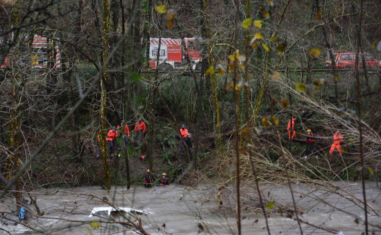 El coche donde fue hallado el vecino de Elizondo asoma en el río, a la altura de Lesaka.