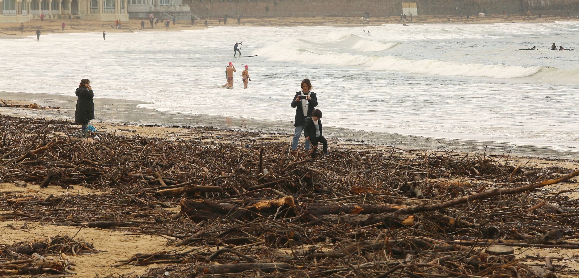 Surfeando ramas en La Concha.