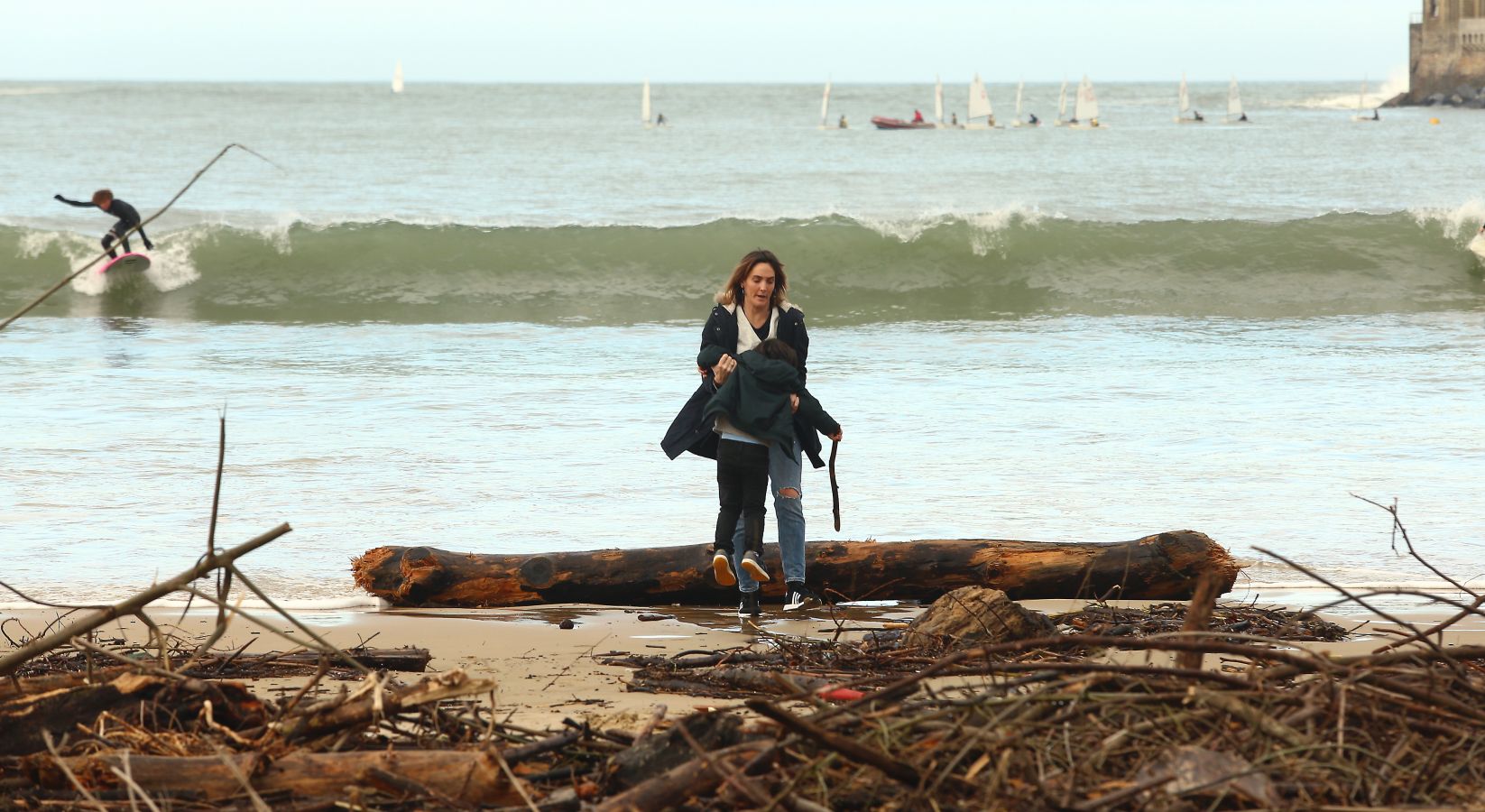 Surfeando ramas en La Concha.