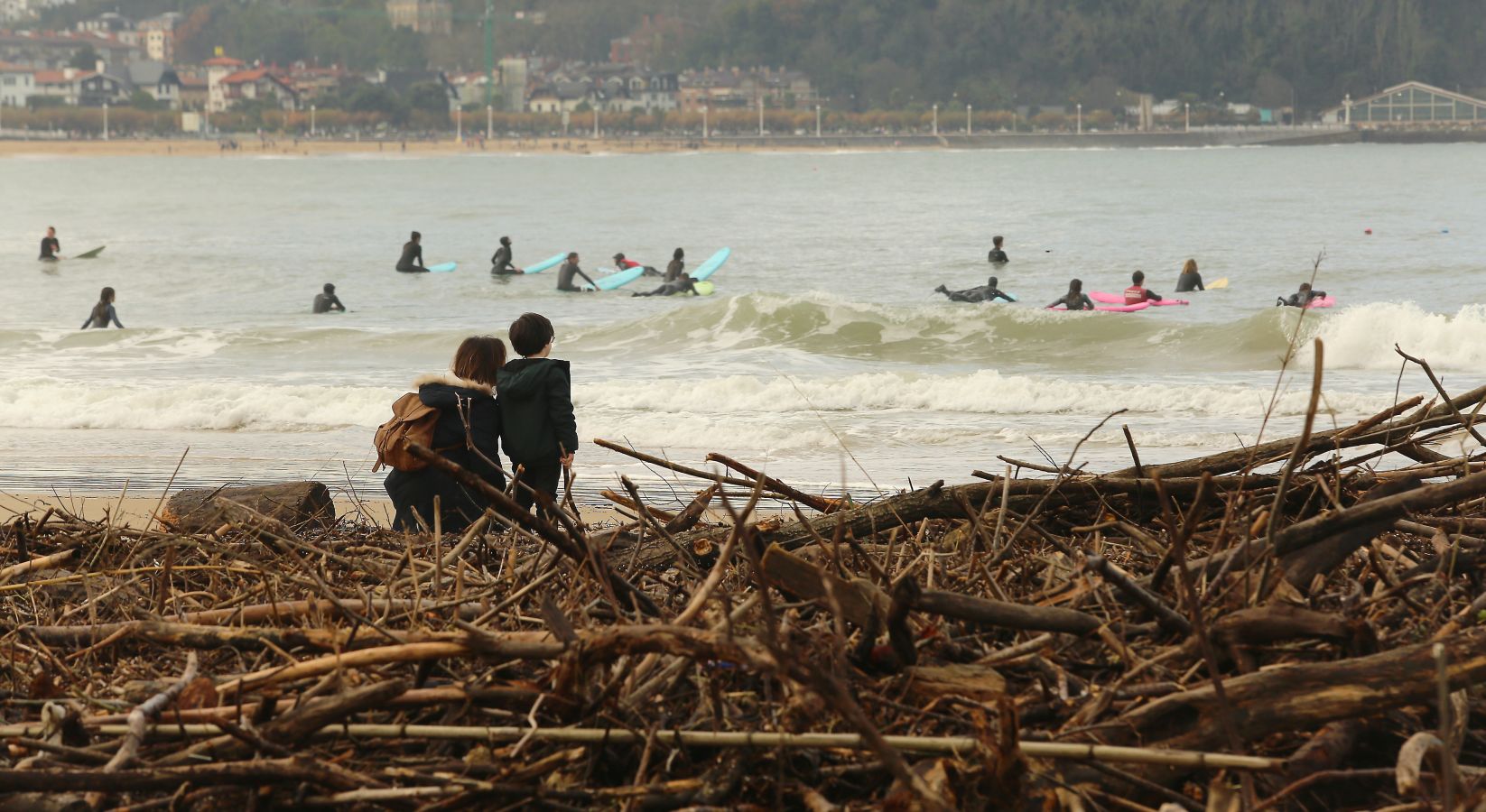 Surfeando ramas en La Concha.