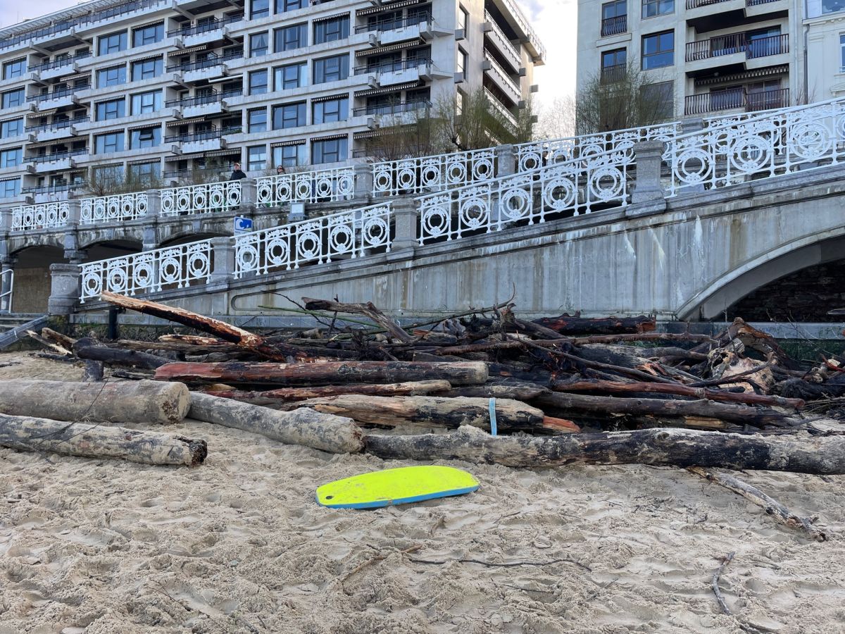 Suciedad tras el temporal en la playa de La Concha