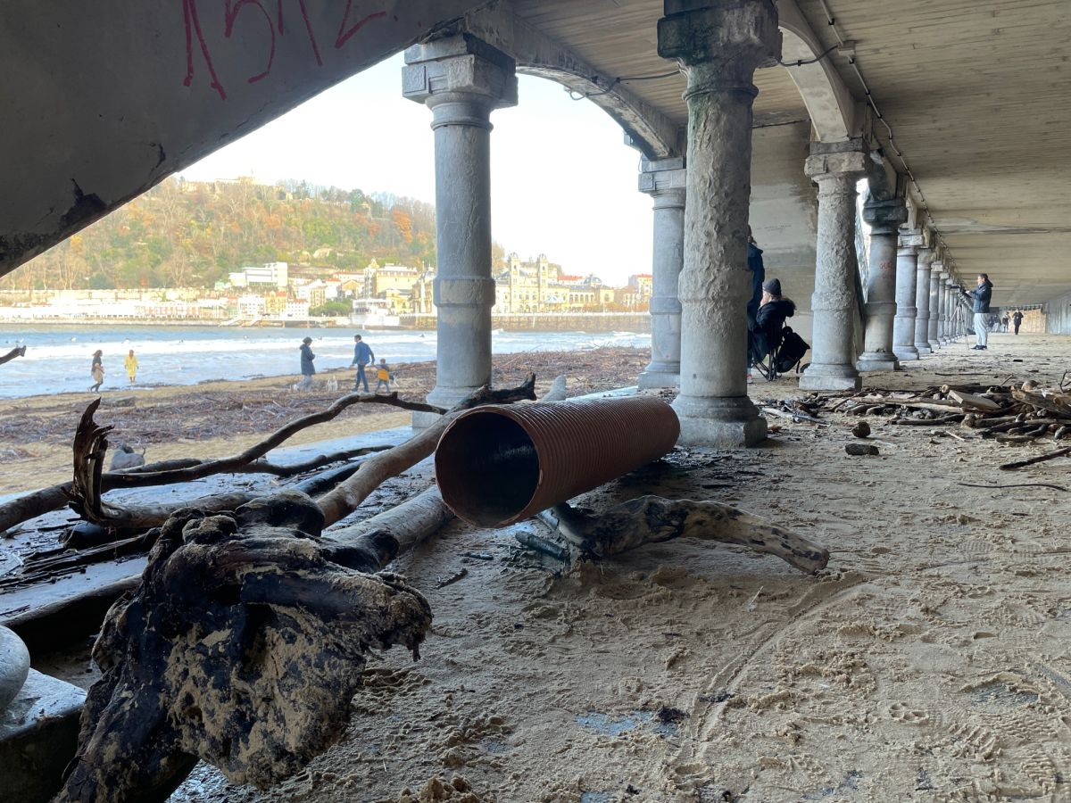 Suciedad tras el temporal en la playa de La Concha